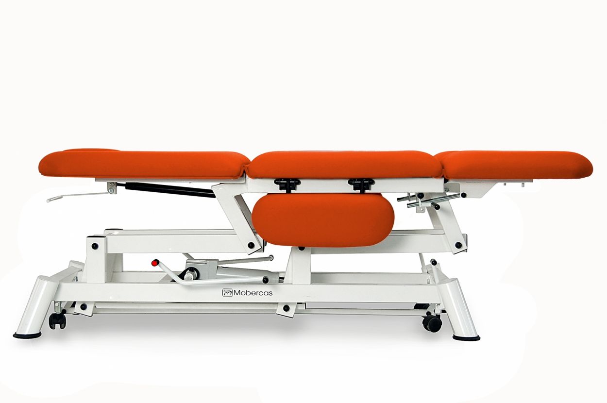 CH-2135-ABPR Hydraulic couch of 3 sections with flat armrests, individual leg sections and wheels. 2