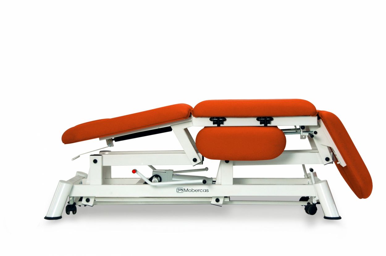 CH-2135-ABPR Hydraulic couch of 3 sections with flat armrests, individual leg sections and wheels. 3