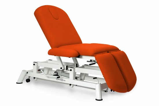 CH-2135-ABPR Hydraulic couch of 3 sections with flat armrests, individual leg sections and wheels.